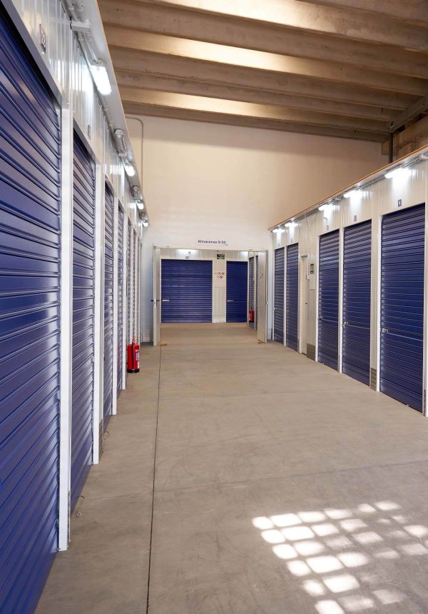 The building - Storenet self storage